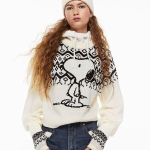 H&M Divided Cream and Black Peanuts Snoopy Sweater